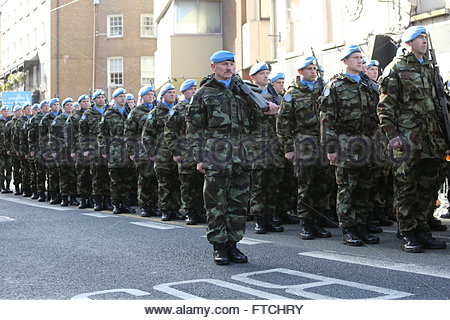 Dublino, Irlanda. 27 Marzo 2016.La Pasqua 1916 centenario parade avviene a Dublino, Irlanda. Il centenario del 1916 Aumento di pasqua si è svolto a Dublino oggi. Una grande folla ha partecipato e il presidente irlandese Michael D Higgins deposto una corona all'inizio dell'evento. Molti gruppi militari hanno partecipato alla sfilata. Credito: reallifephotos/Alamy Live News Foto Stock