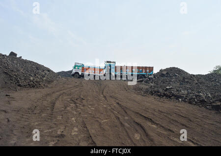 Jhaira, India. 26 Mar, 2016. Città Jharia Dhanbad al distretto di Jharkhand è non solo una delle più grandi miniere di carbone in India, ma anche uno dei più grandi in Asia. Ciò che una volta era una fitta foresta abitata da tribù, Jharia, famosa per le sue ricche risorse di carbone, è stato sacrificato sull' altare di sviluppo. I lavoratori nelle miniere di carbone è stata colpita da gravi malattie polmonari e disturbi epatici. © Tanmoy Bhaduri/Pacific Press/Alamy Live News Foto Stock