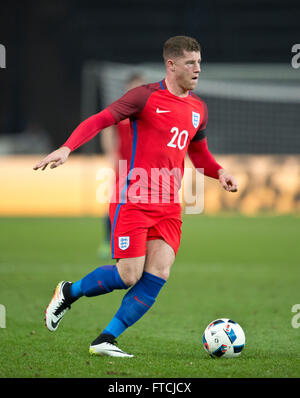 Berlino, Germania. 26 Mar, 2016. L'Inghilterra del Ross Barkley in azione durante l'amichevole internazionale partita di calcio tra Germania e Inghilterra all'Olympiastadion di Berlino, Germania, 26 marzo 2016. Foto: ANNEGRET HILSE/dpa/Alamy Live News Foto Stock