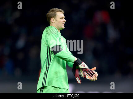 Berlino, Germania. 26 Mar, 2016. In Germania il portiere Manuel Neuer passeggiate fuori dal campo di gioco dopo l'amichevole internazionale partita di calcio tra Germania e Inghilterra all'Olympiastadion di Berlino, Germania, 26 marzo 2016. Foto: ANNEGRET HILSE/dpa/Alamy Live News Foto Stock