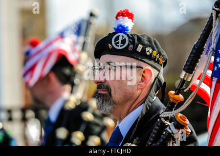 Belfast, Irlanda del Nord. 27 mar 2016 - Bagpiper da New York a Pasqua la salita della celebrazione del centenario parade. Credito: Stephen Barnes/Alamy Live News Foto Stock