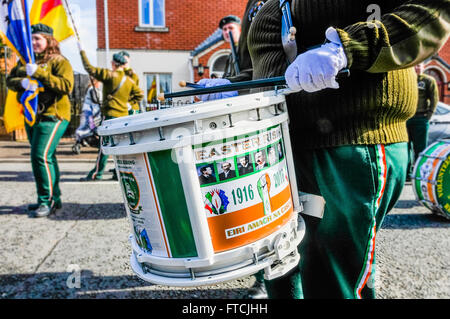 Belfast, Irlanda del Nord. 27 mar 2016 - Scottish batterista presso la Pasqua in aumento della celebrazione del centenario parade. Credito: Stephen Barnes/Alamy Live News Foto Stock