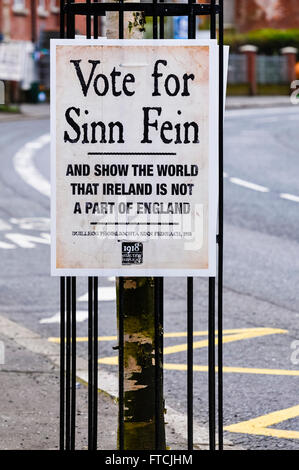 Belfast, Irlanda del Nord. 27 mar 2016 - una riproduzione 1918 cartellone elettorale dicendo "voto per il Sinn Féin e mostrare al mondo che l'Irlanda non è una parte di Inghilterra " di Falls Road, Belfast Credit: stephen Barnes/Alamy Live News Foto Stock