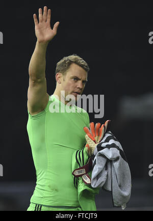 Berlino, Germania. 26 Mar, 2016. In Germania il portiere Manuel Neuer passeggiate fuori dal campo di gioco dopo l'amichevole internazionale partita di calcio tra Germania e Inghilterra all'Olympiastadion di Berlino, Germania, 26 marzo 2016. Foto: SOEREN STACHE/dpa/Alamy Live News Foto Stock