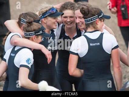 Thames Tideway, Londra, Regno Unito. Il 27 marzo, 2016. Università di Oxford per donna equipaggio celebrare la loro vittoria su di Cambridge in Cancer Research Womens' Boat Race Credit: stephen Bartolomeo/Alamy Live News Foto Stock