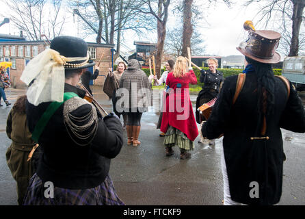 Chatham, Kent, Inghilterra. Il 27 marzo 2016, vapore Punk morris ballerini coraggioso il vento e la pioggia di tempesta Kate di mettere su una mostra al Chatham Historic Dockyard Festival del vapore e il trasporto. Matthew Richardson/Alamy Live News Foto Stock