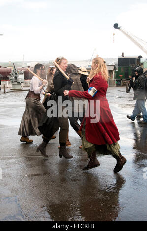 Chatham, Kent, Inghilterra. Il 27 marzo 2016, vapore Punk morris ballerini coraggioso il vento e la pioggia di tempesta Kate di mettere su una mostra al Chatham Historic Dockyard Festival del vapore e il trasporto. Matthew Richardson/Alamy Live News Foto Stock