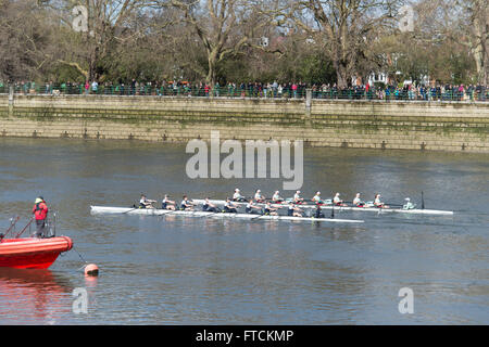 Londra, Regno Unito. Il 27 marzo, 2016. Il Boat Race. Il Cancer Research UK Regate 2016. Tenuto sulla Tideway, sul Fiume Tamigi tra Putney e Mortlake, Londra, Inghilterra, Regno Unito. Il OUWBC e CUWBC donne barche blu iniziano la loro gara. Duncan credito Grove laminati piatti. Credito: Duncan Grove/Alamy Live News Foto Stock