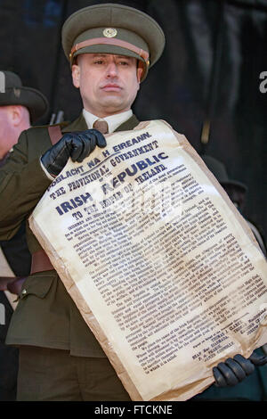 Falls Road, Belfast, Regno Unito 27 marzo 2016 un uomo nel 1916 ribellione mantenendo uniforme la proclamazione dell'Irlanda alla Pasqua Rising centenario Parade Credito: Bonzo Alamy/Live News Foto Stock