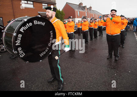 Falls Road, Belfast, Regno Unito 27 marzo 2016 Eire Nua (Nuova Irlanda) banda di flauto di chi ha preso parte alla Pasqua Rising centenario Parade Credito: Bonzo Alamy/Live News Foto Stock