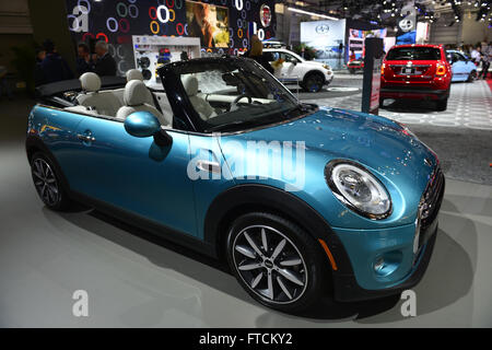 Marzo 23, 2016 - Manhattan, New York, Stati Uniti - un blu MINI John Cooper Works Cabrio fa la sua prima mondiale al New York International Auto Show 2016, presso il Jacob Javits Center. Questo è stato premere Anteprima giorno uno di NYIAS, e il Trade Show sarà aperto al pubblico per dieci giorni, 25 marzo-aprile 3rd. (Credito Immagine: © Ann Parry via ZUMA filo) Foto Stock