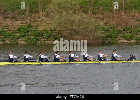 Londra, Regno Unito. Il 27 marzo, 2016. La barca gare tra Oxford e Cambridge attirano molti visitatori ogni anno a Londra, UK Credit: Uwe Deffner/Alamy Live News Foto Stock