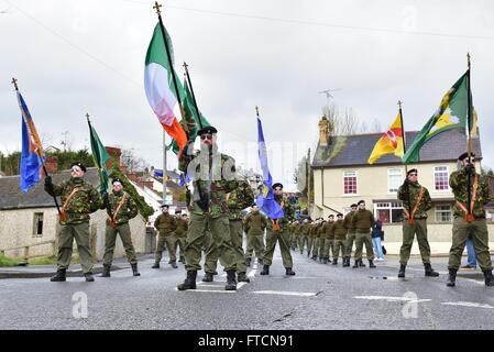 Coalisland, Regno Unito. 27 Mar, 2016. Il repubblicano nazionale commemorazione comitato ha tenuto una Pasqua Rising dedizione parade di Coalisland la Domenica di Pasqua in mezzo pesante presenza di polizia. 1000's hanno marciato in periodo e abbigliamento militare ha sfilato dalla Cappella Clonoe alle caserme street nel centro città © Mark inverno/Pacific Press/Alamy Live News Foto Stock