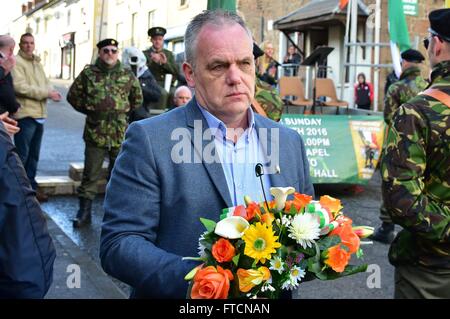 Coalisland, Regno Unito. 27 Mar, 2016. Paul DUFFY, fratello di Colin si prepara per deporre una corona di fiori alla Caserma Street in Coalisland durante la Pasqua che aumenta la dedizione parade di Coalisland la Domenica di Pasqua. Credito: Mark inverno/Alamy Live News Foto Stock