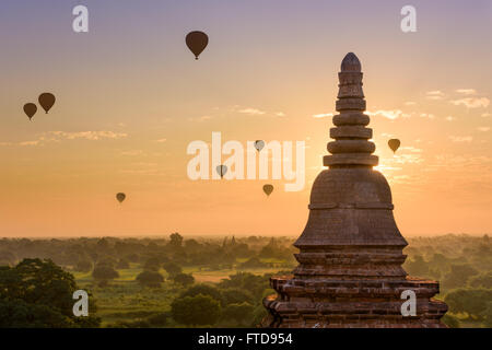 Bagan, Myanmar pagode e i palloni ad aria calda. Foto Stock