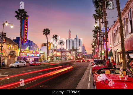 Il traffico su Hollywood Boulevard in Hollywood, California, Stati Uniti d'America. Foto Stock