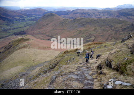 Tre Fellwakers scendendo il Sentiero su acciaio cadde in direzione Grasmere, UK. Foto Stock