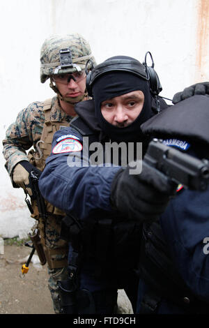 Bucarest, Romania (feb. 25, 2015) DEGLI STATI UNITI Marine Cpl. Vincenzo Povero dalla flotta Alpha anti-terrorismo Security Team Company Europe (FASTEUR), la stazione navale di Rota, segue i membri del rumeno Jarndarmeria come essi dimostrano in camera le tecniche di compensazione presso il Centro di formazione del rumeno Jandarmeria speciale intervento dei Vigili del fuoco a Bucarest, Romania, Feb 25, 2015. La manifestazione si è svolta in concomitanza con la formazione presso la U.S. Ambasciata di Bucarest che fornito FASTEUR Marines la possibilità di condurre attività di formazione sul rinforzo di un ambasciata americana con la nazione ospitante le forze in caso o Foto Stock