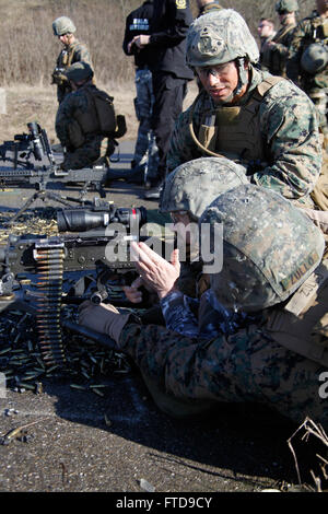 Bucarest, Romania (feb. 26, 2015) DEGLI STATI UNITI Marines dalla flotta Alpha anti-terrorismo Security Team Company Europe (FASTEUR), la stazione navale di Rota, incarica un rumeno Jandarmeria stati nell'uso di un M240B mitragliatrice presso il rumeno intelligence service poligono di tiro a Bucarest, Romania, Feb 26, 2015. FASTEUR Marines condotta piccoli bracci precisione di tiro della formazione con la nazione ospitante forze durante un innesto di ambasciata per familiarizzare entrambe le forze sulle armi normalmente utilizzato durante le operazioni di sicurezza. (U.S. Marine Corps foto di Sgt. Esdras Ruano/rilasciato) Foto Stock