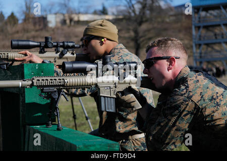 Bucarest, Romania (feb. 26, 2015) DEGLI STATI UNITI Marines dalla flotta Alpha anti-terrorismo Security Team Company Europe (FASTEUR), la stazione navale di Rota, dimostrare la capacità di un designato marksman sparando a un M110 SASS fucile da cecchino ai membri del rumeno intelligence service e Jandarmeria presso il rumeno intelligence service poligono di tiro a Bucarest, Romania, Feb 26, 2015. FASTEUR Marines condotta piccoli bracci precisione di tiro della formazione con la nazione ospitante forze durante un innesto di ambasciata per familiarizzare entrambe le forze sulle armi normalmente utilizzato durante le operazioni di sicurezza. (U.S. Foto Stock