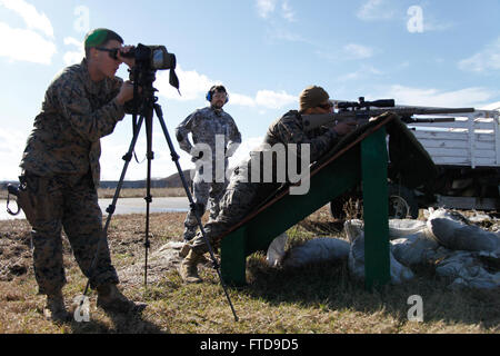 Bucarest, Romania (feb. 26, 2015) DEGLI STATI UNITI Marines dalla flotta Alpha anti-terrorismo Security Team Company Europe (FASTEUR), la stazione navale di Rota, dimostrare la capacità di un designato marksman sparando a un M110 SASS fucile da cecchino ai membri del rumeno intelligence service e Jandarmeria presso il rumeno intelligence service poligono di tiro a Bucarest, Romania, Feb 26, 2015. FASTEUR Marines condotta piccoli bracci precisione di tiro della formazione con la nazione ospitante forze durante un innesto di ambasciata per familiarizzare entrambe le forze sulle armi normalmente utilizzato durante le operazioni di sicurezza. (U.S. Foto Stock