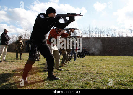 Bucarest, Romania (feb. 26, 2015) DEGLI STATI UNITI Marines dalla flotta Alpha anti-terrorismo Security Team Azienda Europa, Naval Station Rota; Marines da Marina guardia di sicurezza il distacco U.S. Ambasciata Bucarest; i membri dell'U.S. Il Dipartimento di Stato degli Stati Uniti Ambasciata di Bucarest e membri del rumeno servizio di intelligence e Jandarmeria shoot AK-47 fucili al rumeno servizio di intelligence poligono di tiro a Bucarest, Romania, Feb 26, 2015. Le forze degli Stati Uniti condotta piccoli bracci precisione di tiro della formazione con la nazione ospitante forze durante un innesto di ambasciata per familiarizzare entrambe le forze o Foto Stock