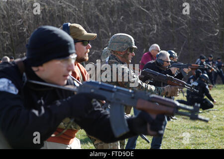 Bucarest, Romania (feb. 26, 2015) U.S.Marines dalla flotta Alpha anti-terrorismo Security Team Azienda Europa, Naval Station Rota; U.S. Marines da Marina guardia di sicurezza il distacco U.S. Ambasciata Bucarest; i membri dell'U.S. Il Dipartimento di Stato degli Stati Uniti Ambasciata di Bucarest e membri del rumeno servizio di intelligence e Jandarmeria shoot AK-47 fucili al rumeno servizio di intelligence poligono di tiro a Bucarest, Romania, Feb 26, 2015. Le forze degli Stati Uniti condotta piccoli bracci precisione di tiro della formazione con la nazione ospitante forze durante un innesto di ambasciata per familiarizzare sia forc Foto Stock