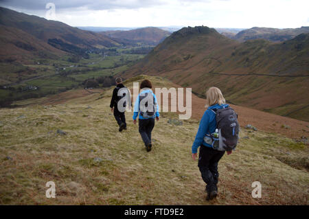 Tre Fellwakers scendendo il Sentiero su acciaio cadde in direzione Grasmere, UK. Foto Stock
