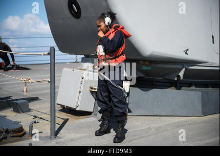 150304-N-GV664-009 MARE MEDITERRANEO (4 marzo 2015) Boatswain compagno del 3° di classe Beyontee Carter, da Chicago, serve come un telefono parlante durante un uomo a mare praticare a bordo della USS Donald Cook (DDG 75) Il 4 marzo 2015. Donald Cook, un Arleigh Burke-class guidato-missile destroyer distribuita a Rota, Spagna, sta conducendo operazioni navali negli Stati Uniti Sesta flotta area di operazioni a sostegno degli Stati Uniti per gli interessi di sicurezza nazionali in Europa. (U.S. Foto di Marina di Massa lo specialista di comunicazione 2a classe Karolina A. Oseguera/rilasciato) Foto Stock