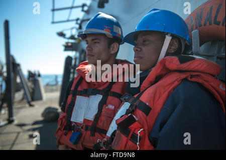 150305-N-GV664-007 MARE MEDITERRANEO (5 marzo 2015) Il Marinaio Tony Fuentes, sinistra, dal Porto San Lucido, Florida, e di Boatswain Mate 3° di classe Beyontee Carter, a destra da Chicago, partecipare a piccole operazioni in barca a bordo della USS Donald Cook (DDG 75) Il 5 marzo 2015. Donald Cook, un Arleigh Burke-class guidato-missile destroyer distribuita a Rota, Spagna, sta conducendo operazioni navali negli Stati Uniti Sesta flotta area di operazioni a sostegno degli Stati Uniti per gli interessi di sicurezza nazionali in Europa. (U.S. Foto di Marina di Massa lo specialista di comunicazione 2a classe Karolina A. Oseguera/rilasciato) Foto Stock