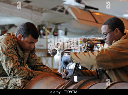 150308-NB694-062 Sigonella, Sicilia (Mar. 08, 2015) di aviazione del macchinista Mate aviatori Lorenzo Simmons, sinistra e aviazione del macchinista Mate 2a classe Gregorio Freeman, destra, entrambi assegnati al Golden spadaccini di Patrol Squadron (VP) 47, Bulloni di mettere nuovamente in una delle tubazioni di scarico per un P-3C Orion il pattugliamento marittimo di aeromobili. VP-47 sta conducendo operazioni navali negli Stati Uniti Sesta flotta area di operazioni a sostegno degli Stati Uniti per gli interessi di sicurezza nazionali in Europa. (U.S. Foto di Marina di Massa lo specialista di comunicazione 2a classe Joshua E. Walters/rilasciato) Foto Stock