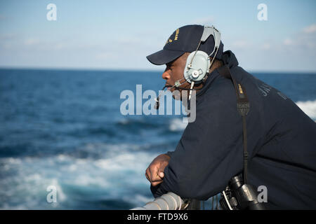 150310-N-ZE250-220 Mare Mediterraneo (10 marzo 2015) di Boatswain Mate Seaman Mark Faux, da Houston, Texas, sorge a poppa lookout guarda a bordo della USS Jason Dunham (DDG 109) Marzo 10, 2015. Jason Dunham, un Arleigh Burke-class guidato-missile distruttore, homeported in Norfolk, sta conducendo operazioni navali negli Stati Uniti Sesta flotta area di operazioni a sostegno degli Stati Uniti per gli interessi di sicurezza nazionali in Europa. (U.S. Foto di Marina di Massa lo specialista di comunicazione di terza classe Weston Jones/rilasciato) Foto Stock