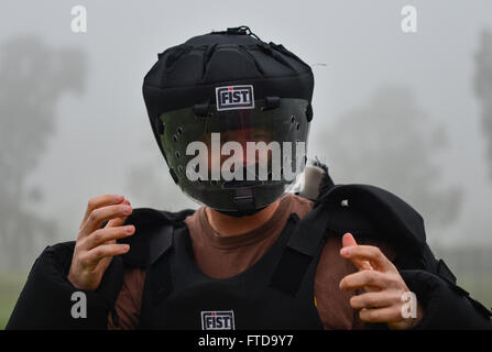 150312-N-GV664-021 Rota, Spagna (12 marzo 2015) USS Donald Cook (DDG 75) Comando Master Chief Mark Schlosser, da Vashon, Washington, partecipa a sentinella della forza di reazione della formazione Marzo 12, 2015. Donald Cook, un Arleigh Burke-class guidato-missile destroyer distribuita a Rota, Spagna, sta conducendo operazioni navali negli Stati Uniti Sesta flotta area di operazioni a sostegno degli Stati Uniti per gli interessi di sicurezza nazionali in Europa. (U.S. Foto di Marina di Massa lo specialista di comunicazione 2a classe Karolina A. Oseguera/rilasciato) Foto Stock