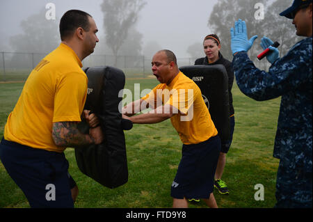 150312-N-GV664-054 Rota, Spagna (12 marzo 2015) velisti assegnati alla USS Donald Cook (DDG 75) partecipano a sentinella della forza di reazione della formazione Marzo 12, 2015. Donald Cook, un Arleigh Burke-class guidato-missile destroyer distribuita a Rota, Spagna, sta conducendo operazioni navali negli Stati Uniti Sesta flotta area di operazioni a sostegno degli Stati Uniti per gli interessi di sicurezza nazionali in Europa. (U.S. Foto di Marina di Massa lo specialista di comunicazione 2a classe Karolina A. Oseguera/rilasciato) Foto Stock