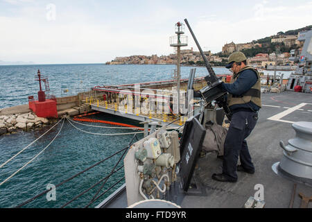 150312-N-XB010-017 gaeta, Italia (12 marzo 2015) Tecnico Sonar (Superficie) 2a classe Armand Gomez, da Fresno, California, opera un .calibro 50 mitragliatrice come parte del piccolo calibro azione team come USS Laboon (DDG 58) lascia Gaeta, Italia Marzo 12, 2015. Laboon, un Arleigh Burke-class guidato-missile distruttore, homeported in Norfolk, sta conducendo operazioni navali negli Stati Uniti Sesta flotta area di operazioni a sostegno degli Stati Uniti per gli interessi di sicurezza nazionali in Europa. (U.S. Foto di Marina di Massa lo specialista di comunicazione di terza classe Desmond Parchi/rilasciato) Foto Stock