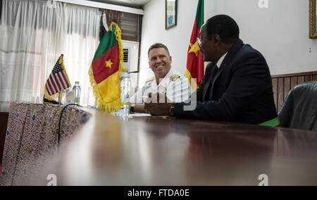 150313-N-RU135-146 Douala Camerun (13 marzo 2015) posteriori Adm. Thomas Reck (sinistra), Vice comandante U.S. Sesta flotta parla con il delegato camerunese Dr. Fritz Ntone Ntone durante un ufficio programmata visita a sostegno dell Africa Partnership stazione, 13 marzo. Africa Partnership, una stazione di collaborazione internazionali di programma per il potenziamento delle capacità, viene condotta in congiunzione con una distribuzione programmata dal giunto ad alta velocità a nave USNS Spearhead JHSV (1) per gli Stati Uniti Sesta flotta area di operazioni. (U.S. Navy foto di Meghan Henderson/rilasciato) Foto Stock