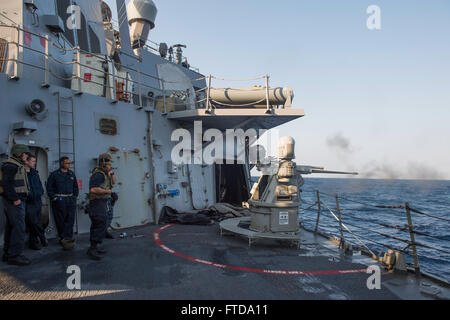 150314-N-XB010-003 Mare Mediterraneo (14 marzo 2015) da bombardieri si accoppia assegnato alla USS Laboon (DDG 58) stand by mentre una MK 38 MOD II 25mm pistola della macchina è in modalità remota sparato dal ponte 14 marzo 2015. Laboon, un Arleigh Burke-class guidato-missile distruttore, homeported in Norfolk, sta conducendo operazioni navali negli Stati Uniti Sesta flotta area di operazioni a sostegno degli Stati Uniti per gli interessi di sicurezza nazionali in Europa. (U.S. Foto di Marina di Massa lo specialista di comunicazione di terza classe Desmond Parchi/rilasciato) Foto Stock