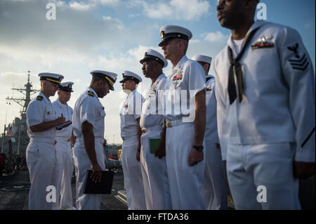 150316-N-GV664-004 Rota, Spagna (16 marzo 2015) Executive personale di reparto a bordo della USS Donald Cook (DDG 75) condurre un controllo uniforme Marzo 16, 2015 in preparazione per la prossima estate spostamento uniforme. Donald Cook, un Arleigh Burke-class guidato-missile destroyer distribuita a Rota, Spagna, sta conducendo operazioni navali negli Stati Uniti Sesta flotta area di operazioni a sostegno degli Stati Uniti per gli interessi di sicurezza nazionali in Europa. (U.S. Foto di Marina di Massa lo specialista di comunicazione 2a classe Karolina A. Oseguera/rilasciato) Foto Stock