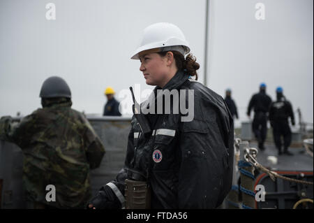 150317-N-GV664-025 Rota, Spagna (Mar. 17, 2015) l'ENS. Jillian Coughlin, da Annapolis, Maryland, partecipa a un mare-e-Evoluzione di ancoraggio a bordo della USS Donald Cook (DDG 75). Donald Cook, un Arleigh Burke-class guidato-missile destroyer distribuita a Rota, Spagna, sta conducendo operazioni navali negli Stati Uniti Sesta flotta area di operazioni a sostegno degli Stati Uniti per gli interessi di sicurezza nazionali in Europa. (U.S. Foto di Marina di Massa lo specialista di comunicazione 2a classe Karolina A. Oseguera/rilasciato) Foto Stock