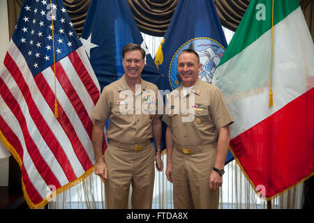 150320-N-OT964-065 napoli, Italia (20 marzo 2015) Master Chief Sottufficiali della Marina (MCPON) Mike Stevens soddisfa con ADM. Mark Ferguson, Commander, U.S. Forze Navali Europa-africa scheda sul supporto navale attività Napoli. (U.S. Foto di Marina di Massa lo specialista di comunicazione 1a classe Martin L. Carey/rilasciato) Foto Stock