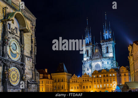 L'Orologio Astronomico di Praga e delle cupole della chiesa di Nostra Signora di Týn Foto Stock