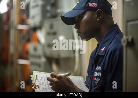 130909-N-XZ912-002 mare mediterraneo (sett. 9, 2013) da bombardieri Mate 2a classe Konon Gill scrive discrepanze dopo una ispezione dell'Armory a bordo guidato-missile destroyer USS Barry (DDG 52). Barry, homeported a Norfolk, Virginia, è attualmente sul teatro delle operazioni di sicurezza e le operazioni di sicurezza marittima nella sesta flotta area di operazione. (U.S. Foto di Marina di Massa lo specialista di comunicazione 1a classe Christopher B. Stoltz) Foto Stock