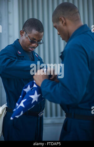 130911-N-XZ912-002 mare mediterraneo (sett. 11, 2013) capo (Seleziona) specialista della logistica Olumuyiwa Ajetunmobi e Chief (Seleziona) Boatswain compagno del John garrese piegare il ensign nazionale per una sett. 11 Cerimonia di commemorazione a bordo guidato-missile destroyer USS Barry (DDG 52). Barry, homeported a Norfolk, Virginia, è attualmente sul teatro delle operazioni di sicurezza e le operazioni di sicurezza marittima nella sesta flotta area di operazioni. (U.S. Foto di Marina di Massa lo specialista di comunicazione 1a classe Christopher B. Stoltz) Foto Stock