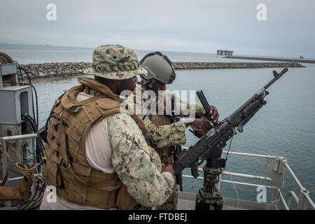 150412-N-CE SEKONDI444-047, Ghana (12 aprile 2015) Engineman 2a classe Javon grigio, da Prince George, Maryland, sinistra gira security watch di Boatswain compagno del marinaio Cheeseman Johnson, da Charlotte, North Carolina, a bordo i militari Sealift il comando congiunto del ad alta velocità a nave USNS Spearhead (JHSV 1) Aprile 12, 2015. Punta di diamante è su una distribuzione programmata per gli Stati Uniti Sesta flotta area di operazioni a sostegno della collaborazione internazionali di costruzione di capacità del programma di Partenariato Africa stazione. (U.S. Navy foto di Lt. Sonny Lorrius/rilasciato) Foto Stock