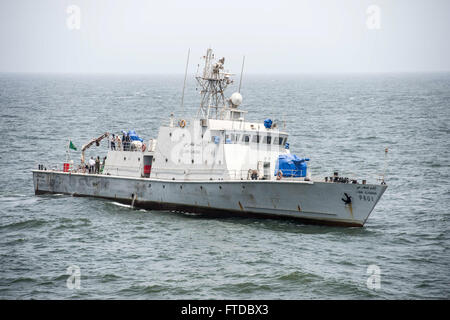 150422-N-CE444-067 OCEANO ATLANTICO (22 aprile 2015) mauritani della nave da guerra Limam Elhadrami (P 601) delle pattuglie dell'Oceano Atlantico a sostegno dell'esercizio Saharan Express 2015, Aprile 22. Saharan Express è un U.S. Africa Command-sponsorizzato multinazionale esercizio marittimo progettato per aumentare la sicurezza marittima e la protezione delle acque dell'Africa occidentale. (U.S. Navy foto di Lt. Sonny Lorrius/rilasciato) Foto Stock