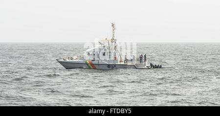 150423-N-RB579-096 OCEANO ATLANTICO (23 aprile 2015) senegalesi forze militari utilizzano uno scafo rigido barca gonfiabile e una piccola imbarcazione di pattuglia per condurre una visita, scheda, la ricerca e il sequestro della formazione a fianco dei militari di comando Sealift congiunto del ad alta velocità a nave USNS Spearhead (JHSV 1) a sostegno di esercizio Saharan Express 2015, Aprile 23. Saharan Express è un U.S. Africa Command-sponsorizzato multinazionale esercizio marittimo progettato per aumentare la sicurezza marittima e la protezione delle acque in Africa occidentale. (U.S. Foto di Marina di Massa lo specialista di comunicazione 1a classe Joshua Davies/rilasciato) Foto Stock