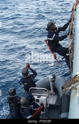 150425-N-TC720-035 OCEANO ATLANTICO (25 aprile 2015) i membri dell'esercito senegalese imbarcarsi marina portoghese frigate Bartolomeu Dias (F-333) per una visita, scheda, ricerca e sequestro praticare durante la fase di esercizio del Sahara Express 2015, 25 aprile. Saharan Express è un U.S. Africa Command-sponsorizzato multinazionale esercizio marittimo progettato per aumentare la sicurezza marittima e la sicurezza nelle acque dell'Africa occidentale. (U.S. Foto di Marina di Massa lo specialista di comunicazione di terza classe Mat Marzo/rilasciato) Foto Stock