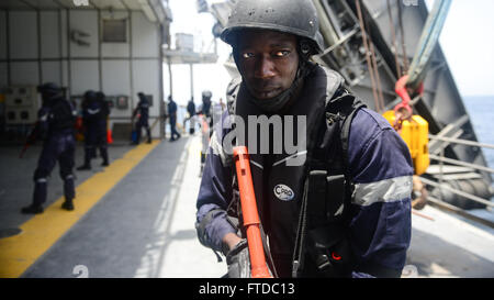 150425-N-RB579-003 OCEANO ATLANTICO (25 aprile 2015) un membro dell'esercito senegalese conduce la visita, scheda, la ricerca e il sequestro della formazione a bordo i militari Sealift il comando congiunto del ad alta velocità a nave USNS Spearhead (JHSV 1) a sostegno di esercizio Saharan Express 2015, 25 aprile. Saharan Express è un U.S. Africa Command-sponsorizzato multinazionale esercizio marittimo progettato per aumentare la sicurezza marittima e la sicurezza nelle acque dell'Africa occidentale. (U.S. Foto di Marina di Massa lo specialista di comunicazione 1a classe Joshua Davies/rilasciato) Foto Stock