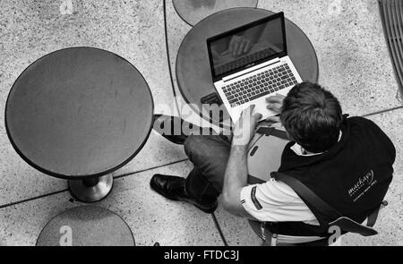 Uomo con notebook in pausa pranzo Foto Stock