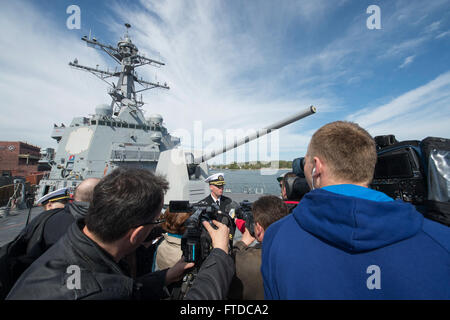 150506-N-ZE250-085 Gdynia, Polonia (6 maggio 2015) della Cmdr. Darren Dugan, USS Jason Dunham (DDG 109) comandante, risponde alle domande dei media polacco Maggio 6, 2015. Jason Dunham, un Arleigh Burke-class guidato-missile distruttore, homeported in Norfolk, sta conducendo operazioni navali negli Stati Uniti Sesta flotta area di operazioni a sostegno degli Stati Uniti per gli interessi di sicurezza nazionali in Europa. (U.S. Foto di Marina di Massa lo specialista di comunicazione di terza classe Weston Jones/rilasciato) Foto Stock